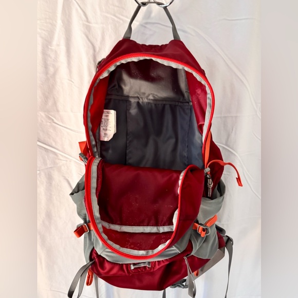 Mountain Hardwear Technical Daypack Red Gray Hiking Backpack Adjust Straps EUC - Picture 3 of 7
